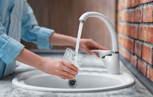 Leitungswasser wird in Glas gefüllt